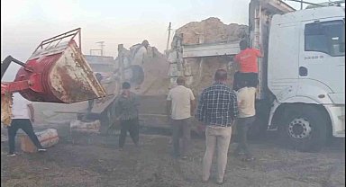 Diyarbakır'da kamyondaki saman balyaları yandı