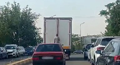 Diyarbakır'da kamyonetin arkasına tutunan şahsın tehlikeli yolculuğu kamerada