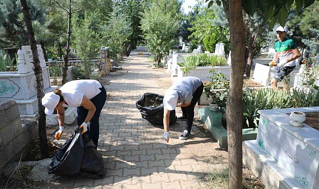 Diyarbakır'da mezarlıklarda bayram sonrası temizlik yapıldı