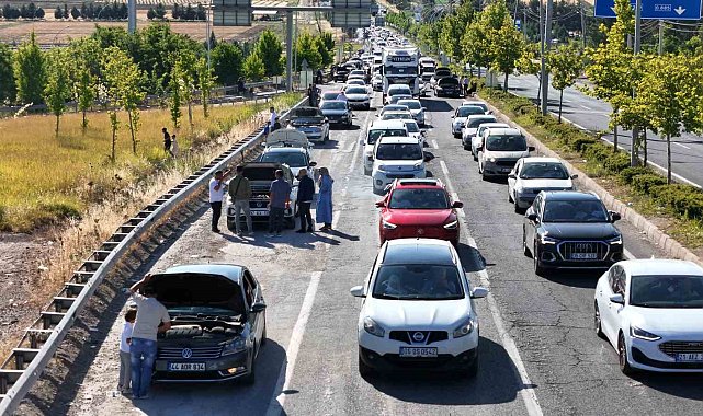 Diyarbakır'da onlarca araç hararet yapınca kilometrelerce kuyruk oluştu