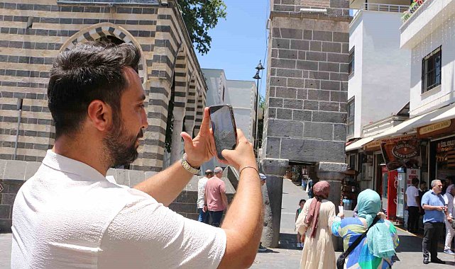 Diyarbakırlı fenomen, ücretsiz kent rehberliği yapıyor