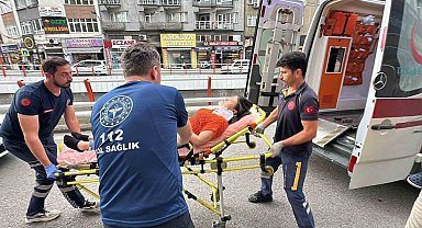 Dolmuştan inen yolcuya motosiklet çarptı: 2 yaralı