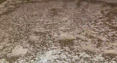 Dolu yağışı ilçeyi beyaza bürüdü