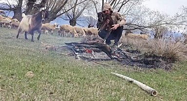 Doluya yakalanan sürüde ıslanan oğlağı ateş yakarak ısıttı