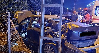 Dörtyol'da elektrik direğine çarpan otomobilin sürücüsü yaralandı