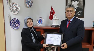 DPÜ Rektörü Kızıltoprak'tan, 72 yaşındaki MYO Mezunu Selma Şahin'e onur belgesi