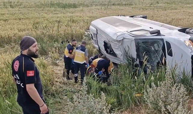 Düğün dönüşü minibüs şarampole devrildi: 17 yaralı