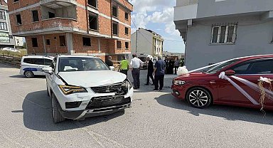 Düğün konvoyu kazaya karıştı, bir otomobil bina boşluğuna düştü