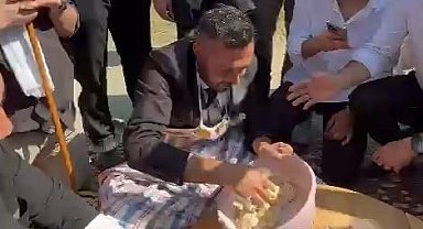 Düğün konvoyunda damada hamur yoğurttular