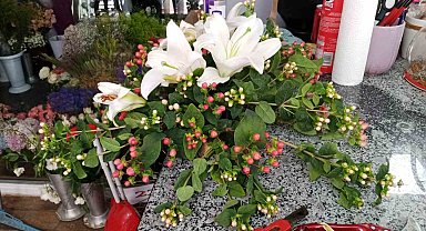 Düğün sezonuyla birlikte çiçekçilerde 'gelin arabası' yoğunluğu başladı
