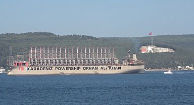 Dünyanın en büyük enerji gemisi Çanakkale Boğazı'ndan geçti