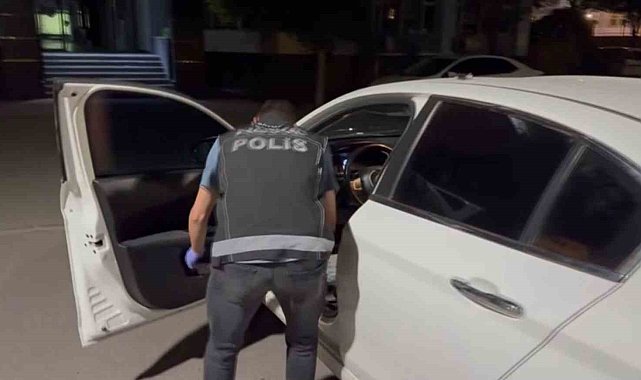 Dur ihtarına uymayan sürücü araçtan uyuşturucu fırlattı