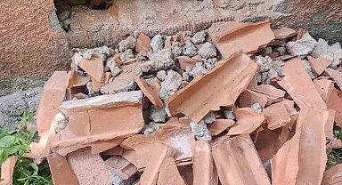 Duvarın içinde mahur kalan kedi itfaiye ekipleri tarafından kurtarıldı