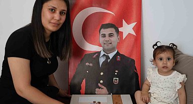 Duygulandıran hikaye: Şehit eşiyle yaptıklarını şimdi 13 aylık kızıyla yapıyor