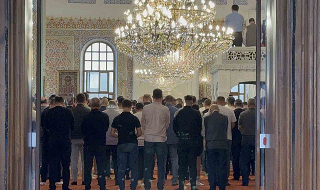 Düzce'de bayram namazında camiler doldu