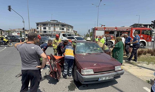 Düzce'de otomobiller çarpıştı, yolcu araçta sıkıştı: 3 yaralı