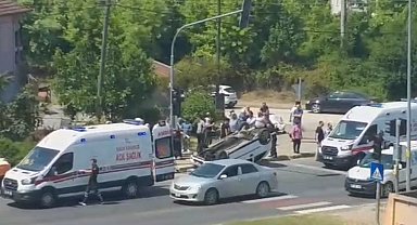 Düzce'de yaya geçidinde araç takla attı: 3 yaralı!