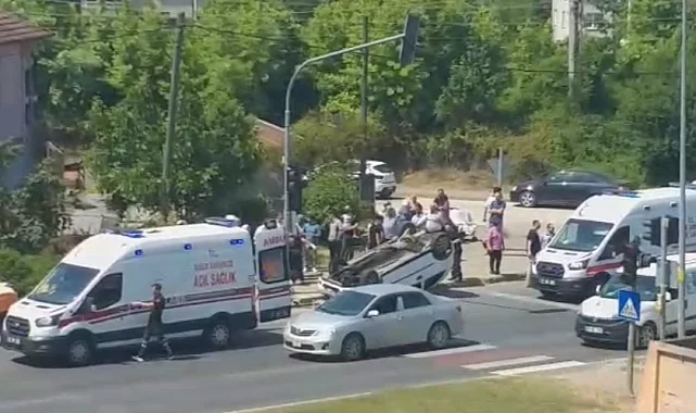 Düzce'de yaya geçidinde araç takla attı: 3 yaralı!