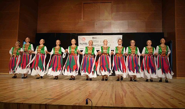Edirne'de komşu ülkelerin katıldığı etkinlikte renkli görüntüler oluştu