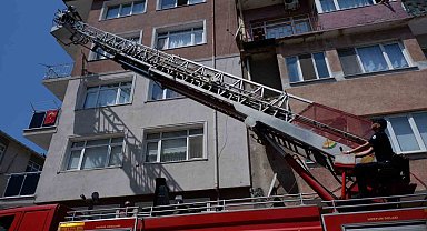 Edirne'de yangında evlerinde mahsur kalan 2 kişi ekiplerce kurtarıldı