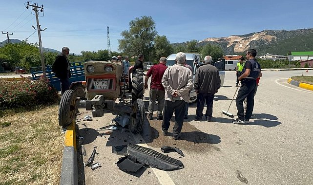 Eğirdir'de traktör ile otomobil çarpıştı: 3 yaralı