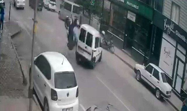Ehliyetsiz sürücünün yaptığı kaza kameraya yansıdı