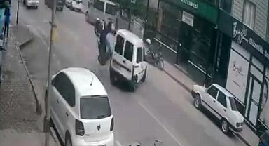 Ehliyetsiz sürücünün yaptığı kaza kameraya yansıdı
