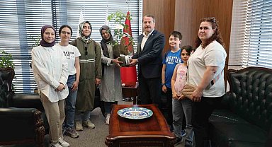 Ek atama bekleyen öğretmen adayları, Eğitim-Bir-Sen Genel Başkanı Yalçın'ı ziyaret etti