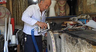 El emeğiyle yaptığı müzik aletlerini 50 yıldır müzik tutkunlarına ulaştırıyor