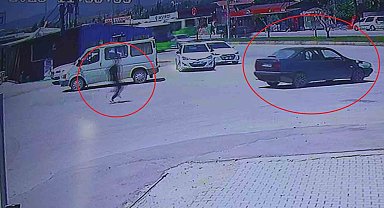 El frenini çekmeyi unuttuğu aracının peşinden koşsa da çaresiz kaldı, o anlar kamerada