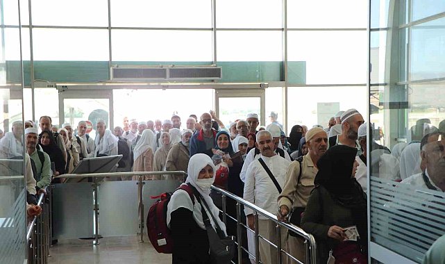 Elazığ hacıları yurda döndü: Müftülükten çiçeklerle karşılama