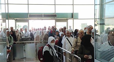 Elazığ hacıları yurda döndü: Müftülükten çiçeklerle karşılama