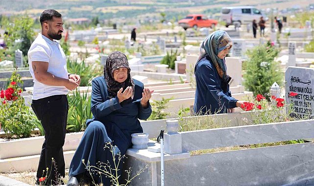 Elazığ mezarlıklarında yoğunluk