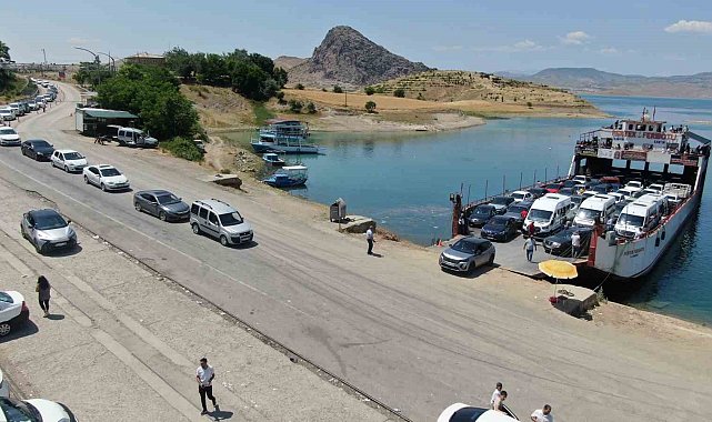 Elazığ-Pertek feribotlarında bayram yoğunluğu: Kilometrelerce kuyruk oluştu