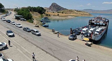Elazığ-Pertek feribotlarında bayram yoğunluğu: Kilometrelerce kuyruk oluştu
