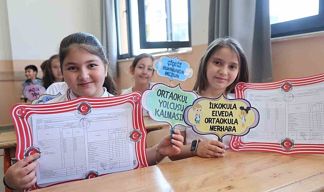 Elazığ'da 122 bin öğrenci karne heyecanı yaşadı