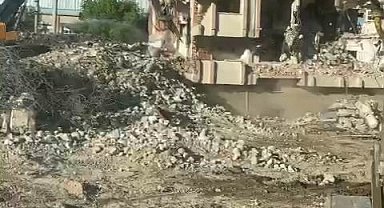 Elazığ'da ağır hasarlı bina tek dokunuşla yıkıldı