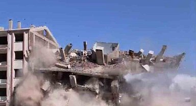 Elazığ'da ağır hasarlı bina tek dokunuşta yerle bir oldu