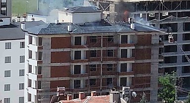 Elazığ'da inşaattaki çatı yangını söndürüldü