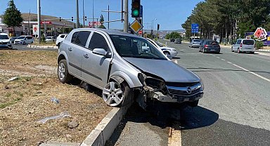 Elazığ'da otomobil refüje çıktı: 4 yaralı