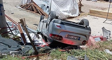 Elazığ'da otomobil şarampole devrildi: 2 yaralı