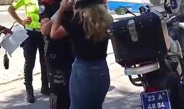 Elazığ'da sınava geç kalan öğrencilerin yardımına polis yetişti