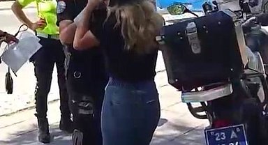 Elazığ'da sınava geç kalan öğrencilerin yardımına polis yetişti