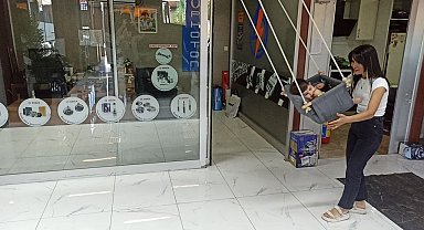 Elektrikçi dükkanına kadın eli değdi: Hem araba tamir ediyor hem de bebek büyütüyor