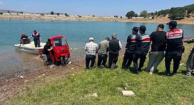 Elektrikli bisikleti baraja düşen vatandaşa Jandarma yardımcı oldu