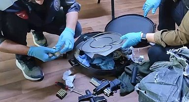 Elektrikli katmer sacı içine gizlenmiş 2 tabanca ve 57 mermi ele geçirildi