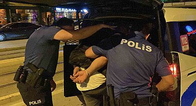 Elindeki satırla çevreye saldıran şahsa gözaltı