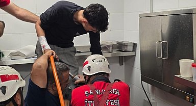 Elini kaptırdığı makineyle hastaneye götürüldü