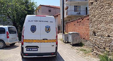 Emekli öğretmen balkondan düşerek ağır yaralandı