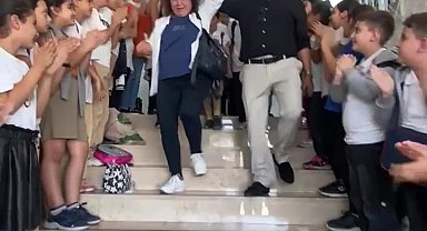 Emekliye ayrılan 46 yıllık öğretmene duygusal veda: Öğrenciler koridorda sıralandı, alkışlarla uğurladı